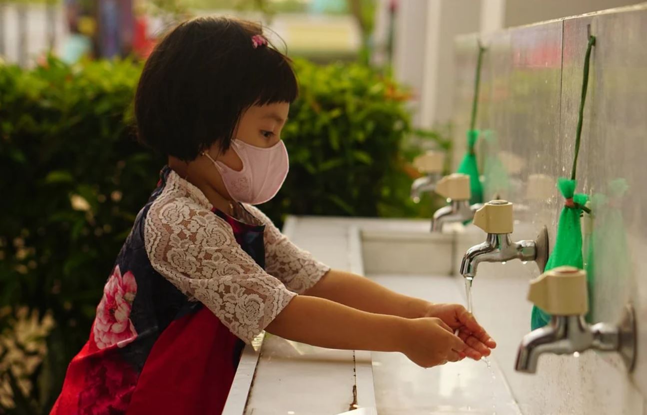 Trẻ nhỏ phải rửa sạch tay theo 5 bước tiêu chuẩn để chống lại sự xâm nhập của vi-rút enterovirus gây bệnh viêm đường ruột. (Nguồn ảnh: Pixabay)