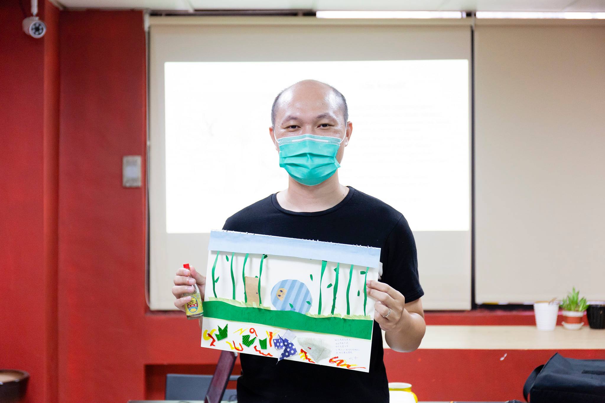 Lin Wei-jie berpartisipasi dalam lokakarya kreatif untuk menunjukkan sikapnya terhadap kehidupan. Sumber: Diambil dari Lin Wei-jie