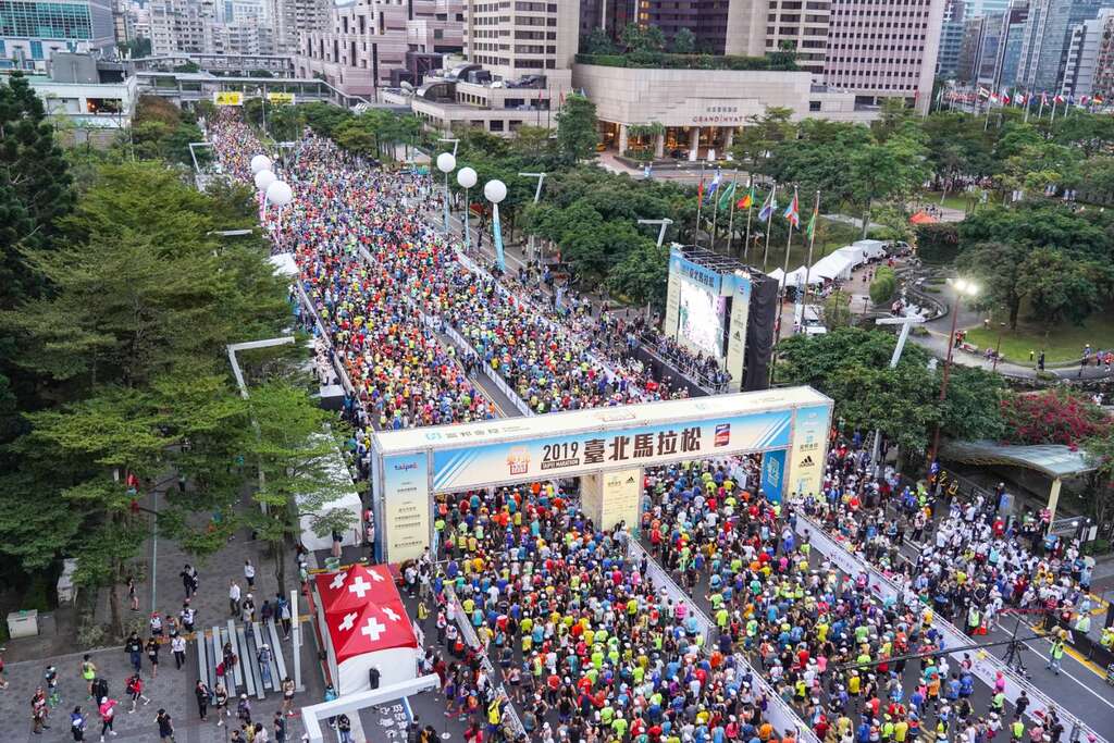 Semua peserta tetap harus memakai masker ketika berada di garis awal dan garis akhir jalur maraton tersebut.  Sumber: foto diambil dari laman Facebook Maraton Taipei 2021