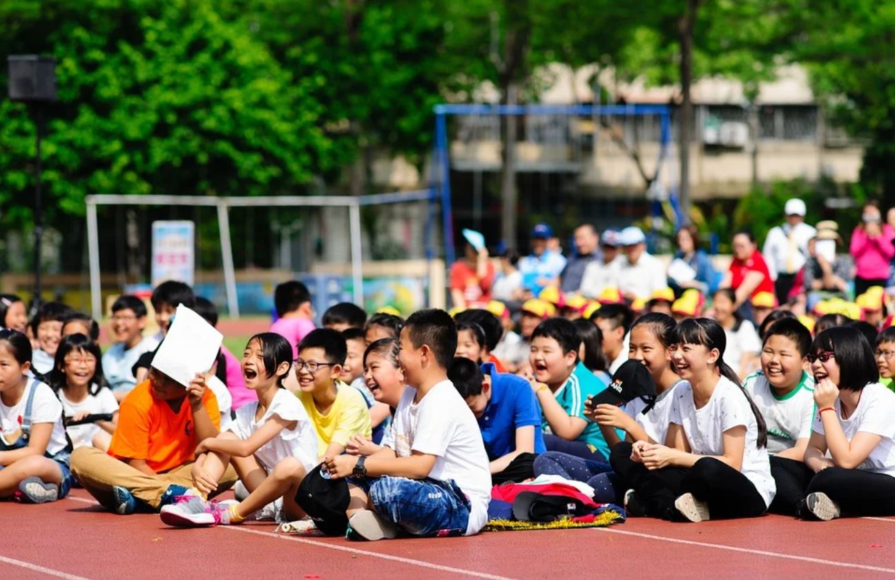Murid-murid sekolah tidak perlu memakai masker ketika berpartisipasi dalam kelas olahraga di ruang terbuka. Sumber: foto diambil dari Pixabay