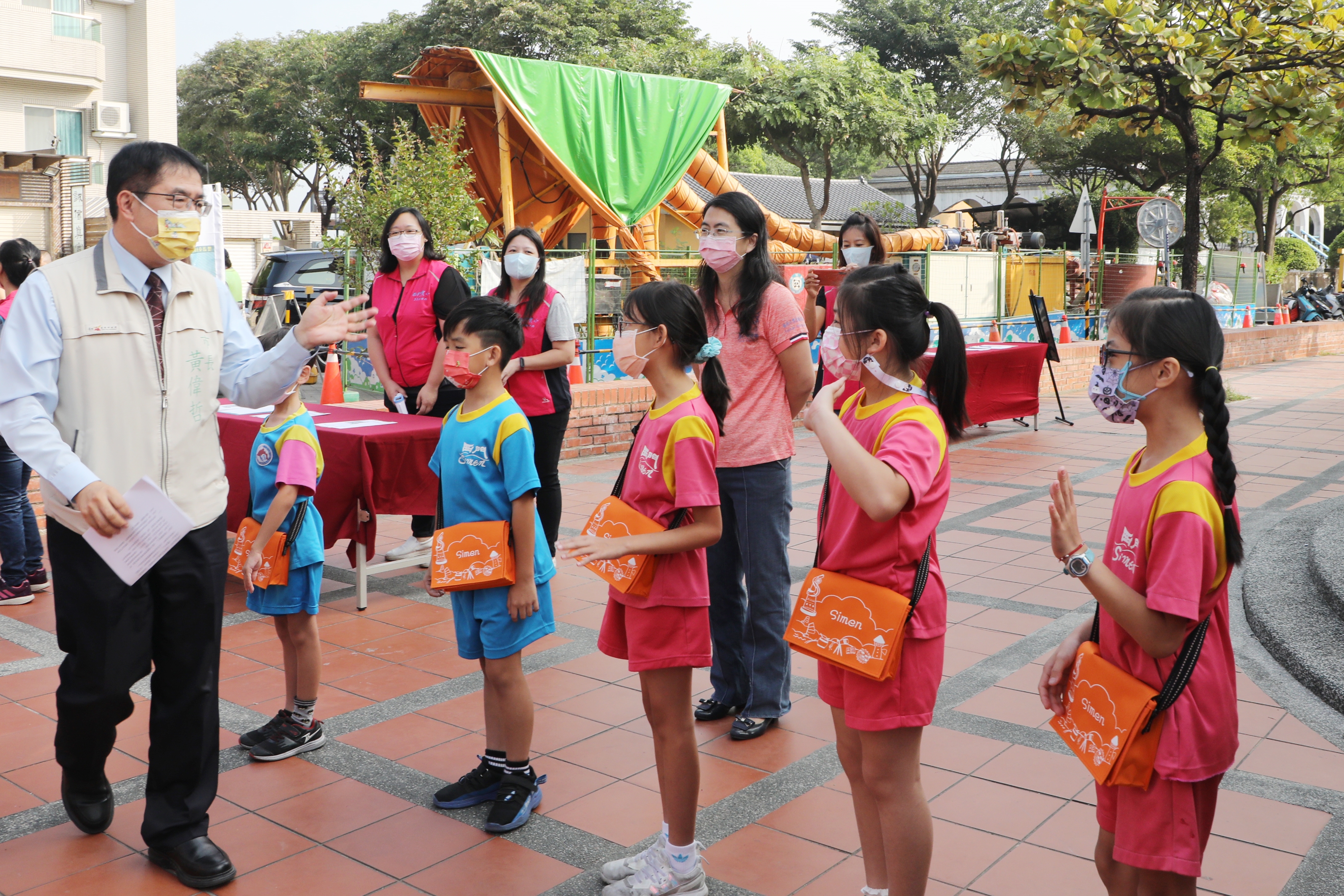 The teaching team of Tainan Municipal Simen Experimental Elementary School is in charge of "Bilingual and English Education Resource Center".(Photo / Provided by the Tainan City Government)