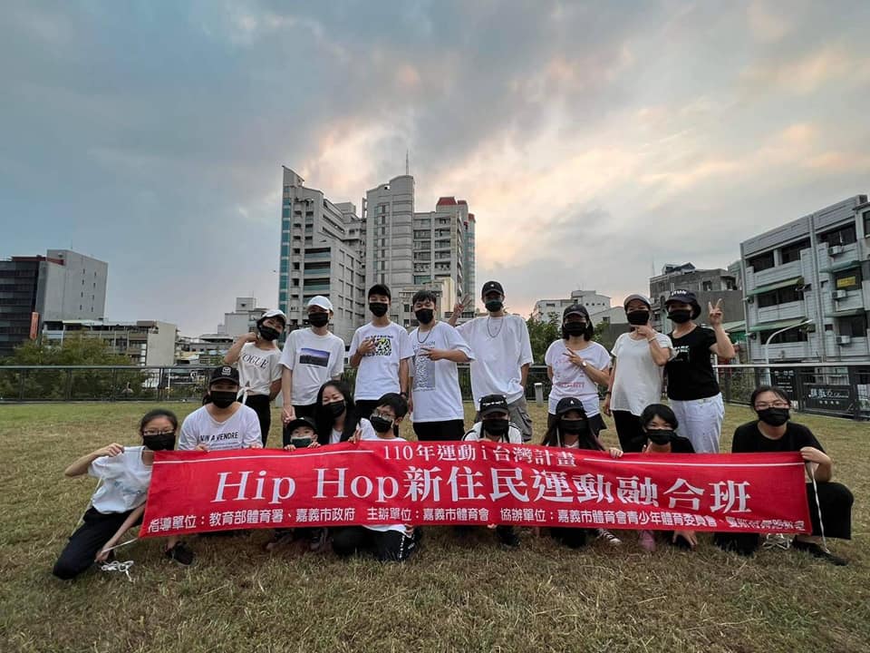 新住民參加嘉義市「110年運動i台灣計畫-Hip Hop新住民運動融合班」，團練時一同合照。（圖／翻攝自臉書）