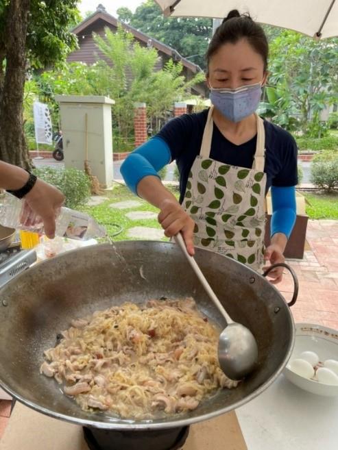 Zhao Chun Mei, the person in charge of "New Immigrants Care Home", cooks food for the participants. (Photo / Provided by the International Culture and Tourism Bureau, Chiayi County)