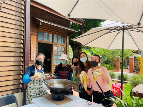 The "Multicultural Courses" include gourmet food DIY. (Photo / Provided by the International Culture and Tourism Bureau, Chiayi County)