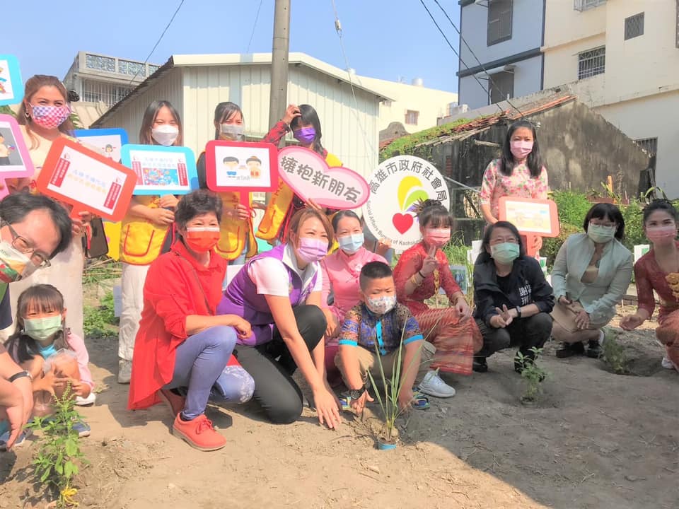 The distinguished guests and new immigrant families planted exotic herbs together. (Photo / Provided by the Social Affairs Bureau of Kaohsiung City Government)