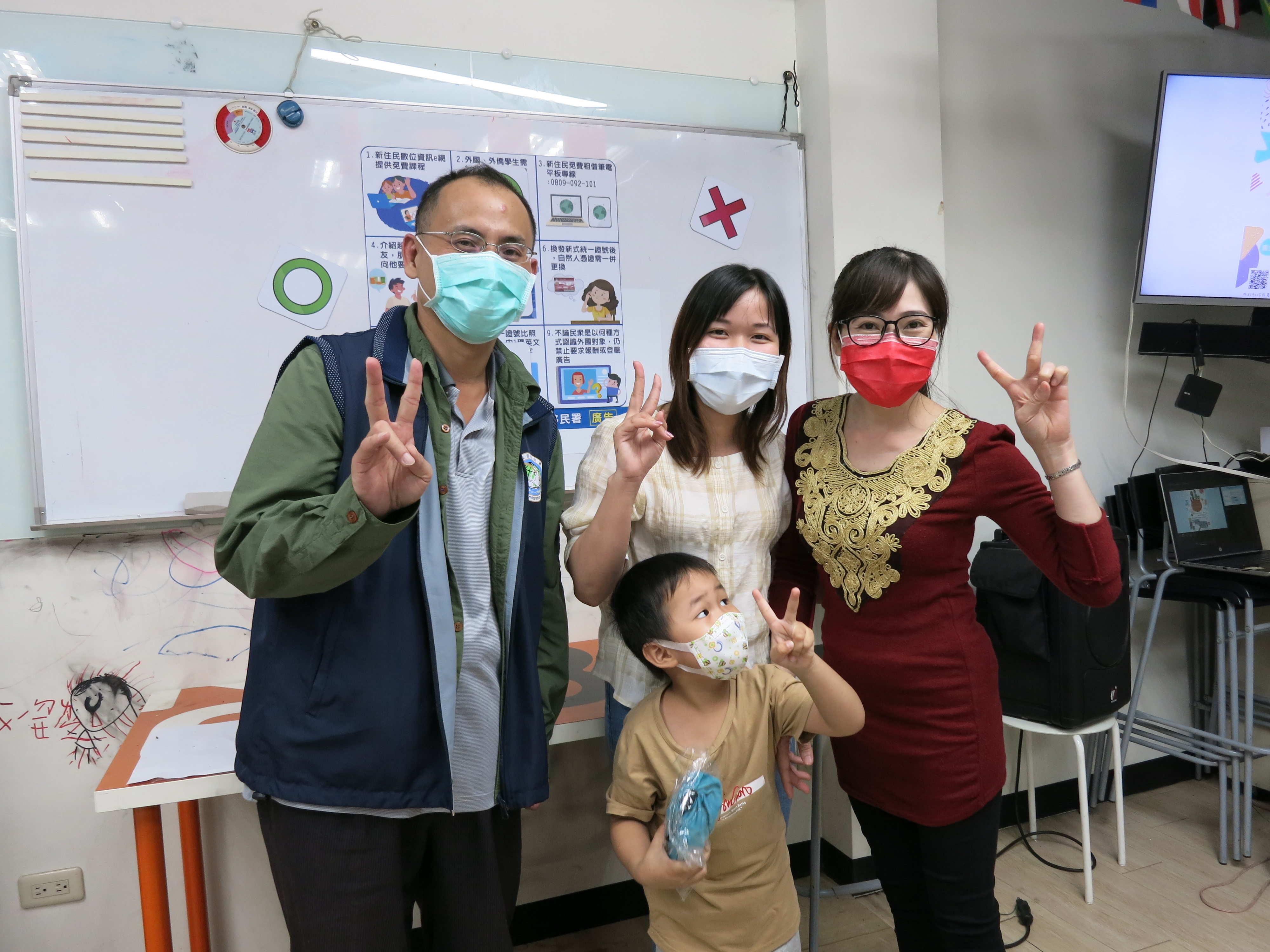 Li Yun-xuan (tengah) dari Vietnam mengajak putranya yang berusia 5 tahun untuk mengikuti acara tersebut dengan gembira. Sumber: Diambil dari Stasiun Layanan Kota Chiayi