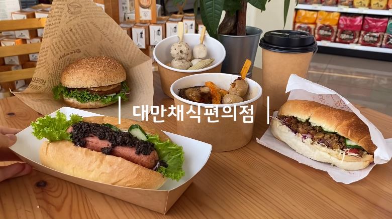 YouTuber Yang San introduces a vegetarian shop in Changhua, which combines a restaurant and sells a variety of cooked meals. (Photo / Authorized & Provided by 陽傘양산)