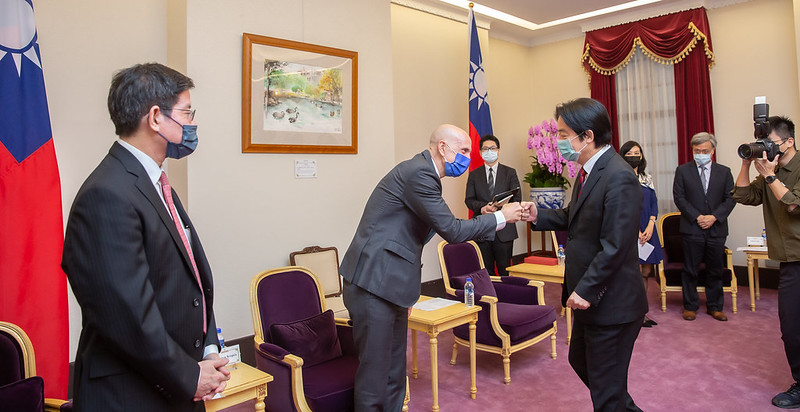 副總統賴清德接見「台灣美國商會第三屆健康樂齡論壇代表」，期盼台灣美國商會能向美國政府及國會，持續表達支持簽訂臺美FTA。（圖／總統府提供）