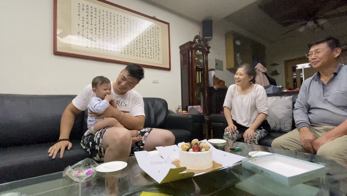 婚後決定搬到台灣，在大家庭有公公婆婆照顧感到幸福美滿。圖／@Somethingabouttaiwan授權提供
