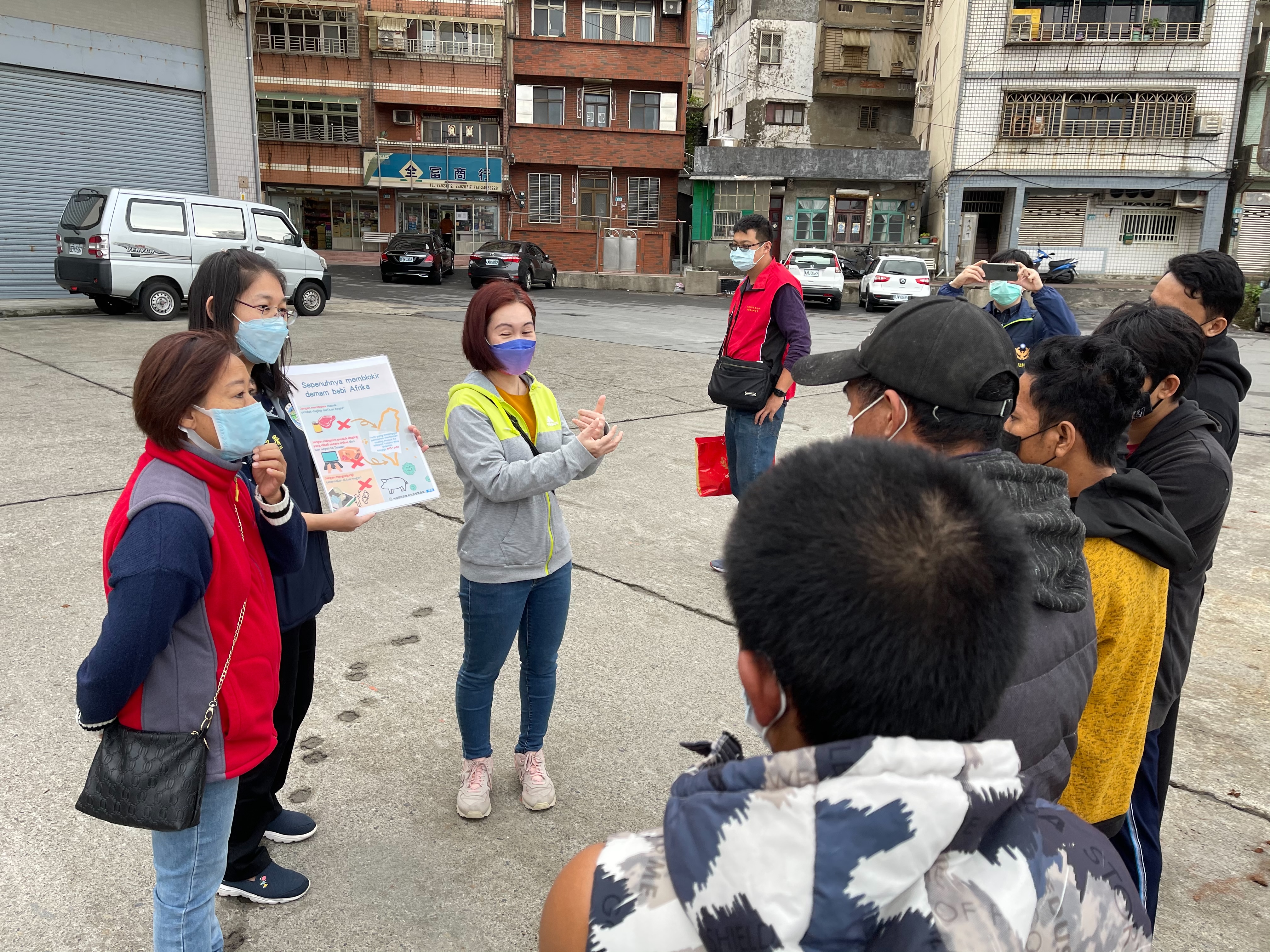 Mempromosikan pencegahan demam babi Afrika di area Pelabuhan Perikanan Yehliu kepada nelayan asing. Sumber: Stasiun Layanan Kota New Taipei