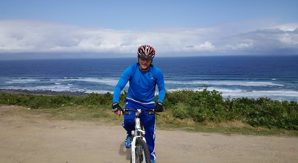 南非籍教授Justin喜愛運動，邊騎自行車邊欣賞美景。（圖／Justin教授提供）