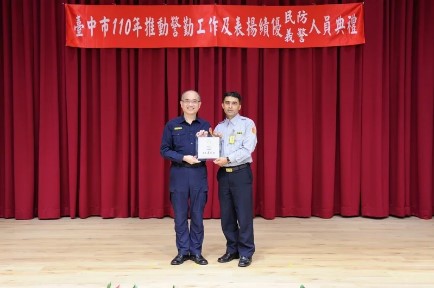 New immigrant from Nepal has naturalized as Taiwanese and is serving as volunteer police. (Photo / Provided by the Daya Precinct, Taichung City Police Department)