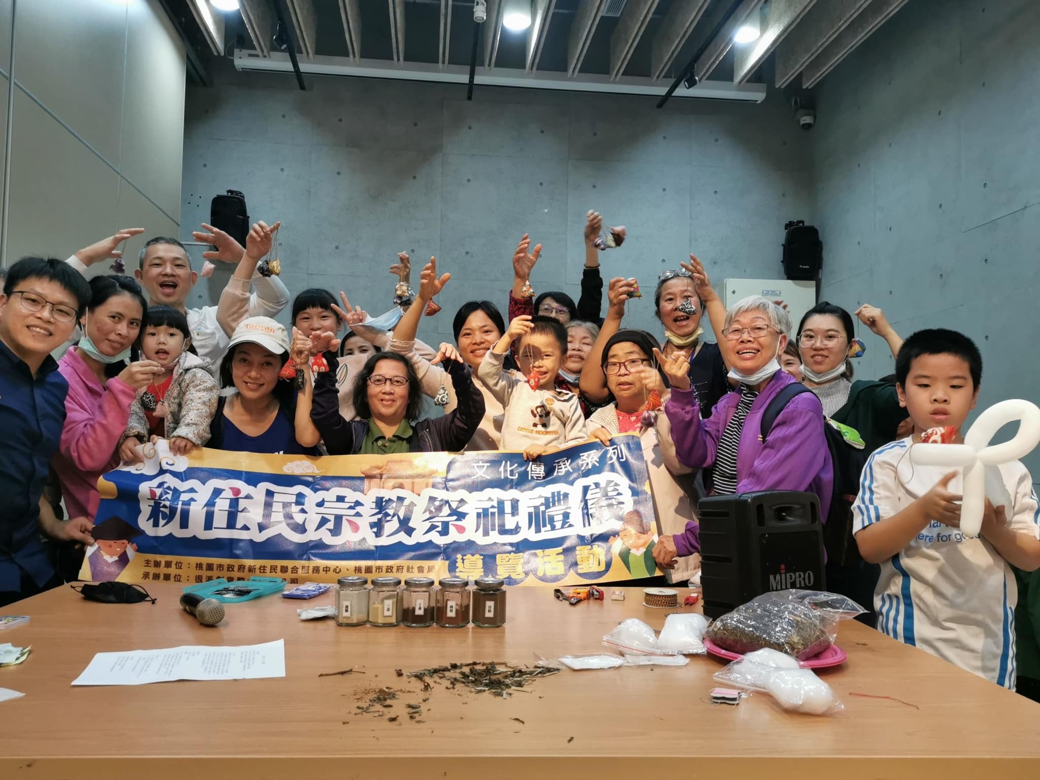 Penduduk baru dan anggota keluarga berpartisipasi dalam pembuatan kerajinan tangan. (Foto/Disediakan oleh Pusat Kebudayaan Penduduk Baru Taoyuan)