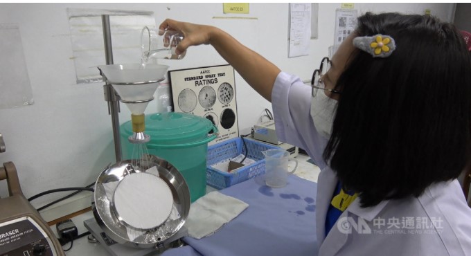 โครงการแยกขวดช่วยหมอ รับบริจาคขวด PET เพื่อผลิตชุด PPE สำหรับบุคลากรทางการแพทย์ ภาพจาก／CNA