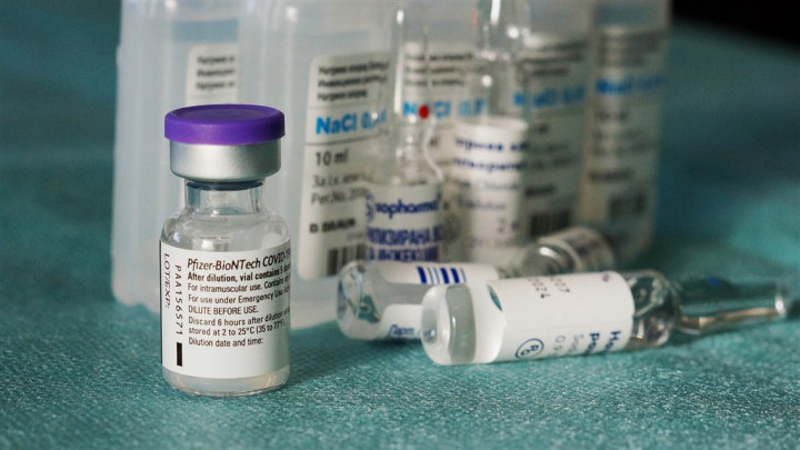 Periode 15: Vaksin BNT Dosis Pertama dan Kedua, Vaksin Moderna Dosis Pertama dan Kedua, dan Vaksin AZ Dosis Kedua. Sumber: CDC