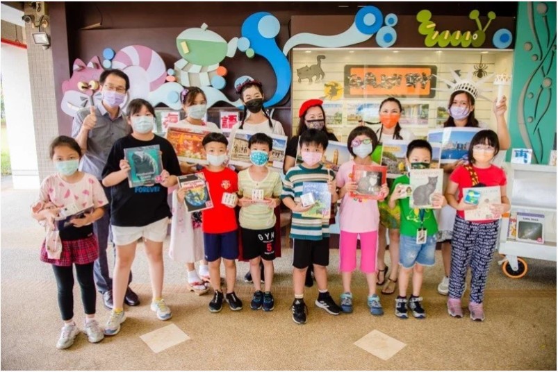 東海國小多年發展國際教育，除了帶孩子閱覽各國文化，也在國慶日介紹十個國家的生日。 圖／台中市政府 提供
