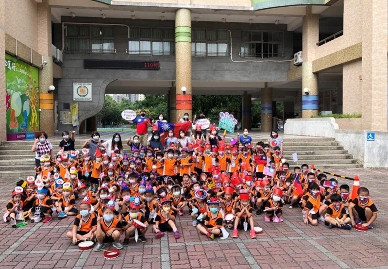 Duxing Elementary School followed the ‘English Day’ and celebrated Double Tenth Day. (Photo / Provided by the Taichung City Government)