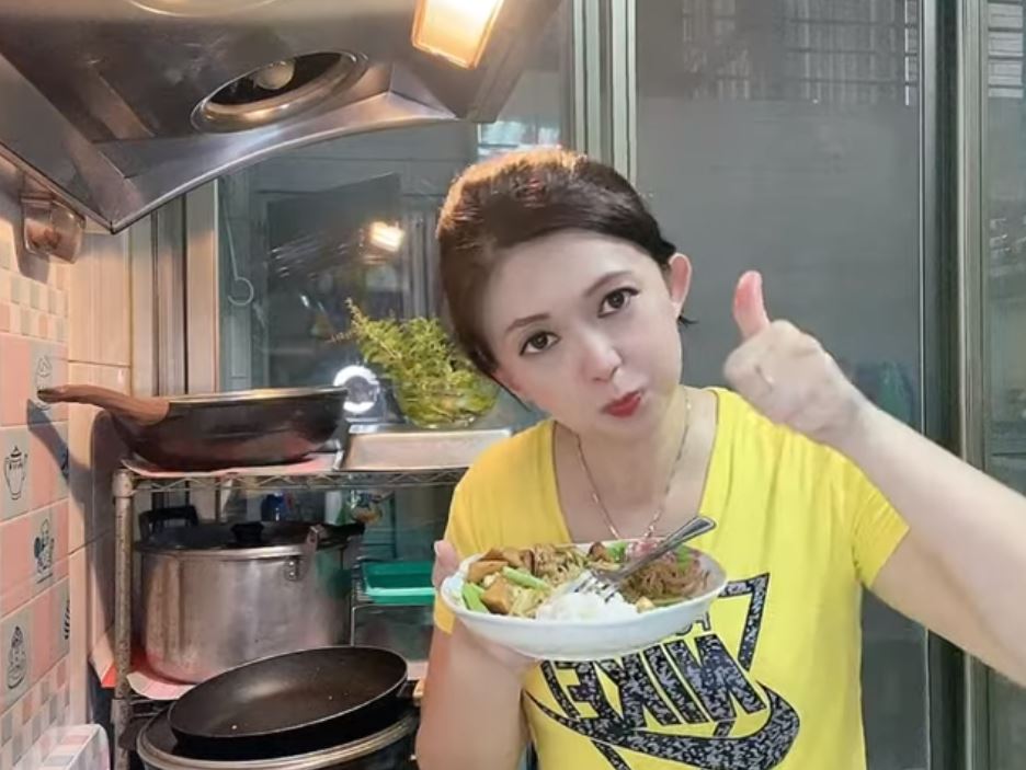 Cô Trần Mỹ Mỹ hướng dẫn cách làm salad kèm phở (Nguồn ảnh: kênh YouTube 【水水印尼媽媽Emak Medan di Taiwan】）