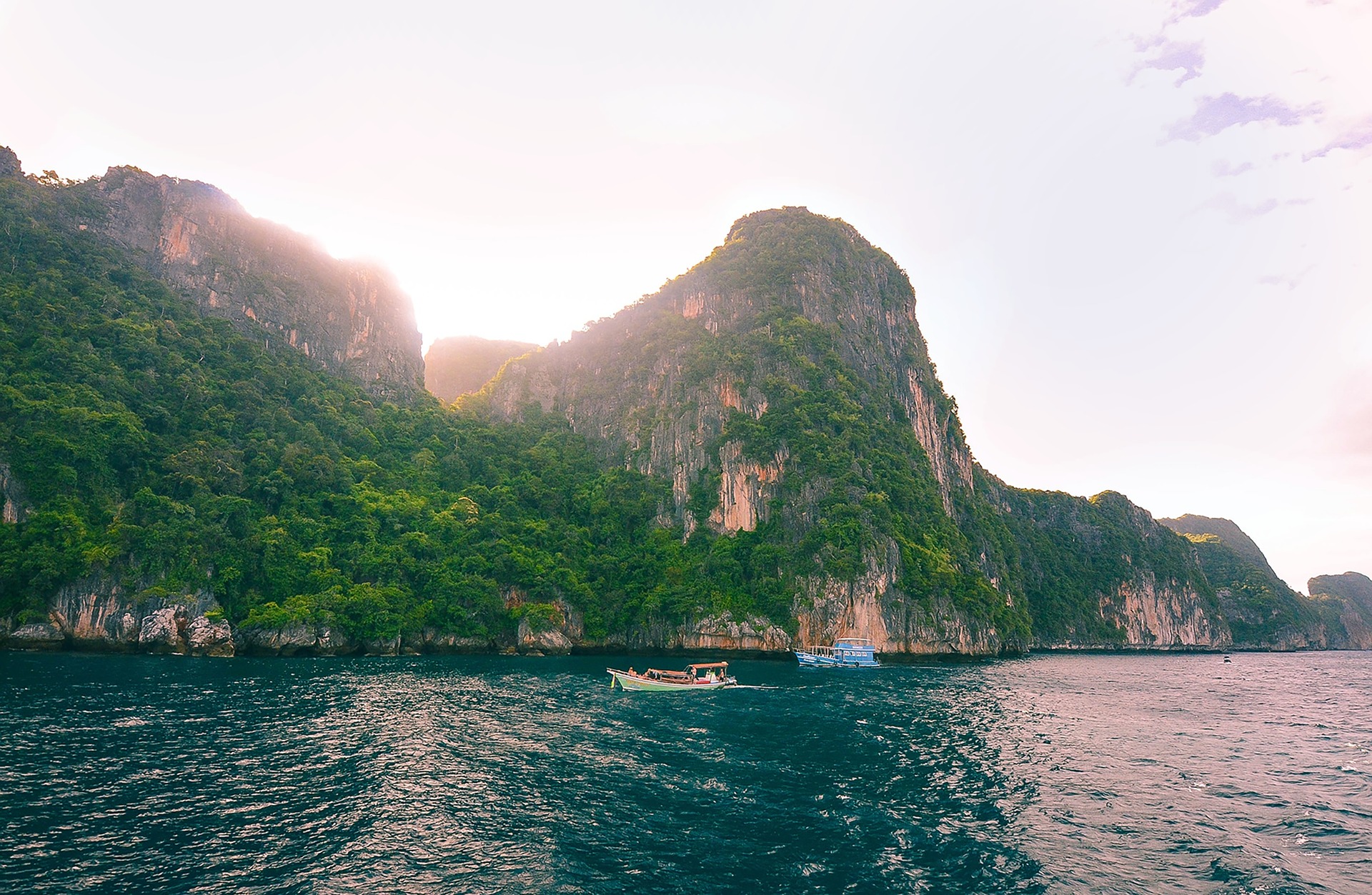 泰國知名海灘瑪雅灣（Maya Bay）周邊美麗景色。（圖／取自Pixabay網站）