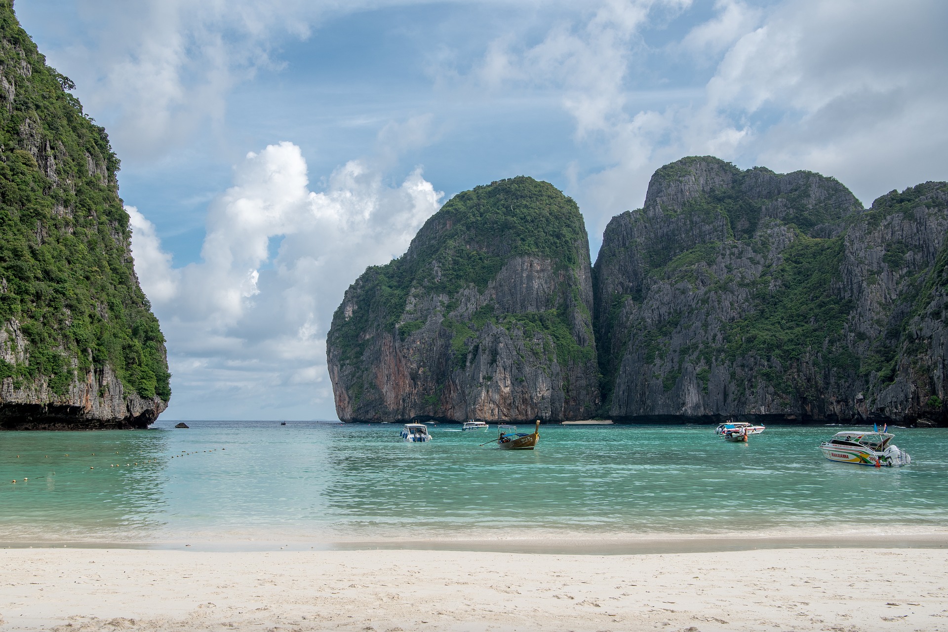 อ่าวมาหยา ชายหาดที่มีชื่อเสียงของประเทศไทย ประกาศปิดทำการในกลางปี 2018 และจะเปิดในปี 2022 หลังได้รับการปิดปรับปรุงใหม่ ภาพจาก／คลังภาพ Pixabay