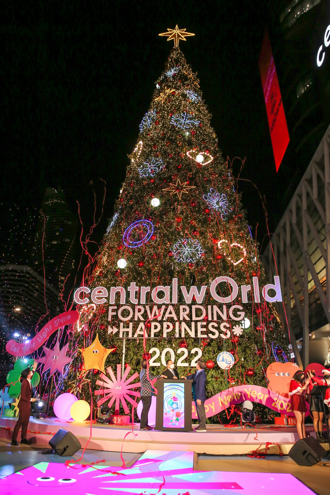 泰國曼谷購物中心有巨型聖誕樹，日前進行點燈活動。（圖／翻攝自CentralWorld臉書）