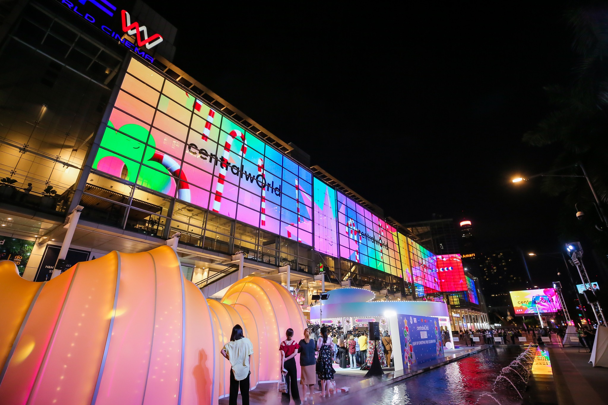 泰國曼谷購物中心有巨型聖誕樹，還有聖誕主題燈飾等佈置。（圖／翻攝自CentralWorld臉書）