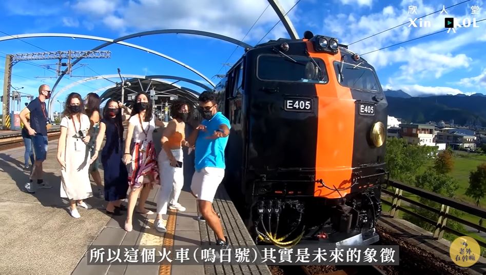 New immigrants in Taiwan from eight countries including the United States, Japan, South Korea, Brazil, Poland, Russia, Australia, and Paraguay danced happily beside the train. (Photo / Authorized & Provided by the老外在幹嘛)