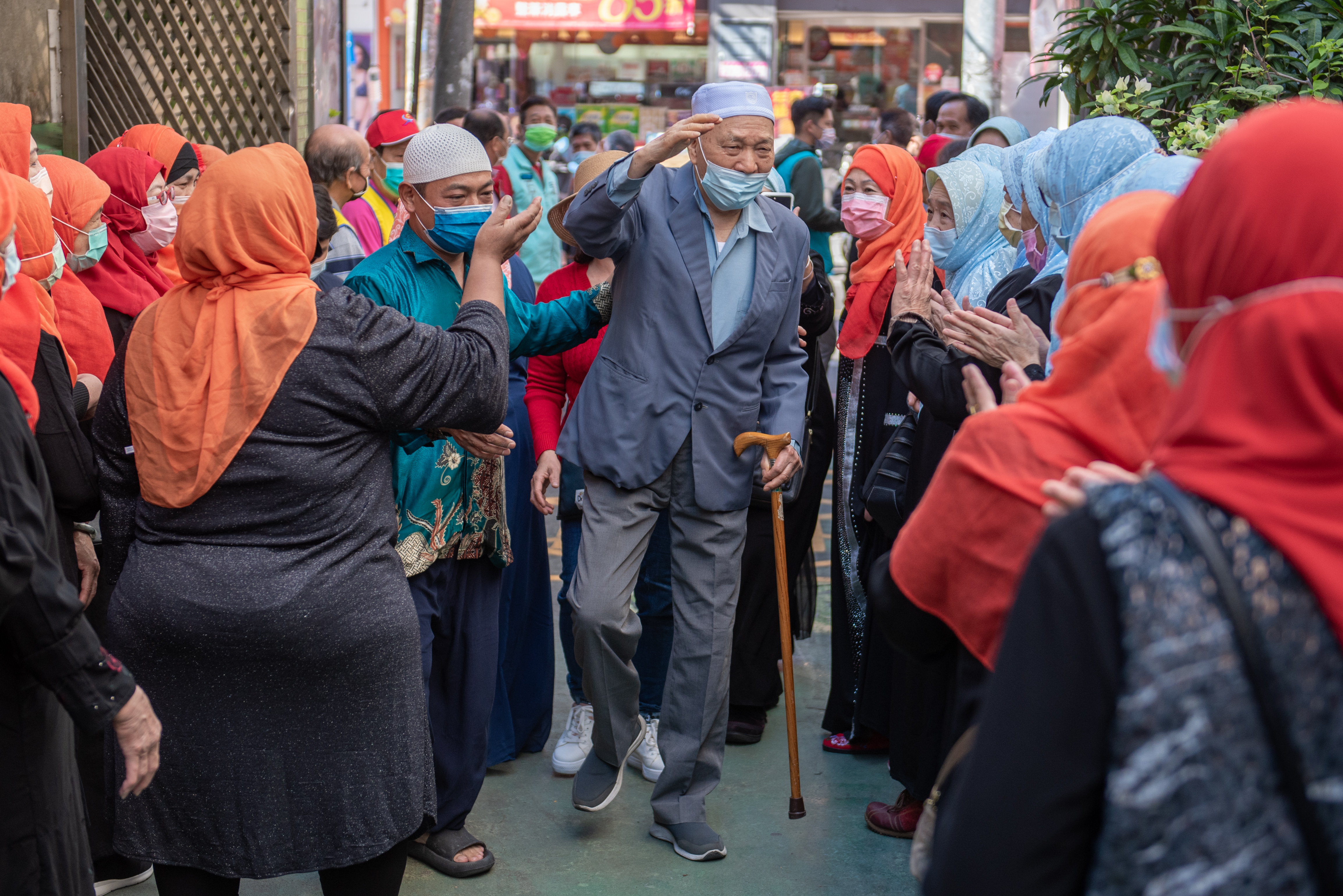 許多穆斯林前往桃園龍岡清真寺參加宗教活動。（圖／桃園市政府提供）