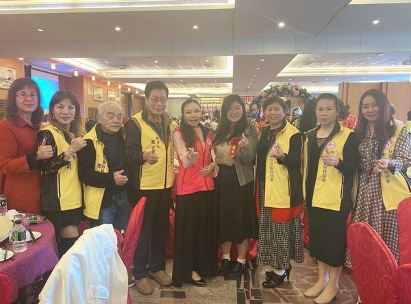 Zhang Yuting (張瑜庭) (keempat dari kanan), wakil kepala eksekutif Pusat Layanan Bersama Penduduk Baru Taoyuan, ketika menghadiri acara ini, memuji para wanita penduduk baru karena menjadi diri mereka sendiri dengan serius. (Foto/Asosiasi Cinta dan Pertukaran Budaya Multi-etnis Kota Taoyuan)