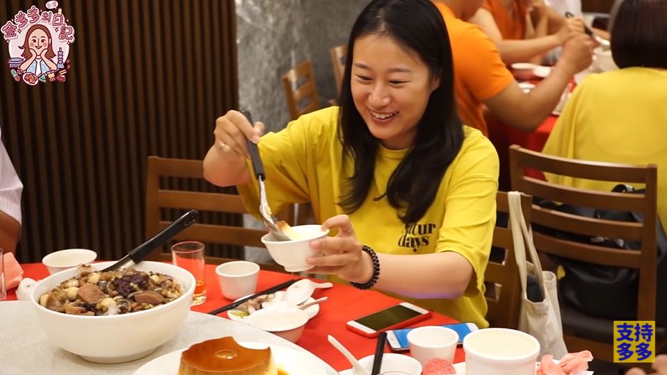Dada Kim - YouTuber người Hàn Quốc chia sẻ lần đầu trải nghiệm tham dự tiệc bàn tròn truyền thống của Đài Loan. (Nguồn ảnh: kênh YouTube “跟著多多一起走Dada Kim”)