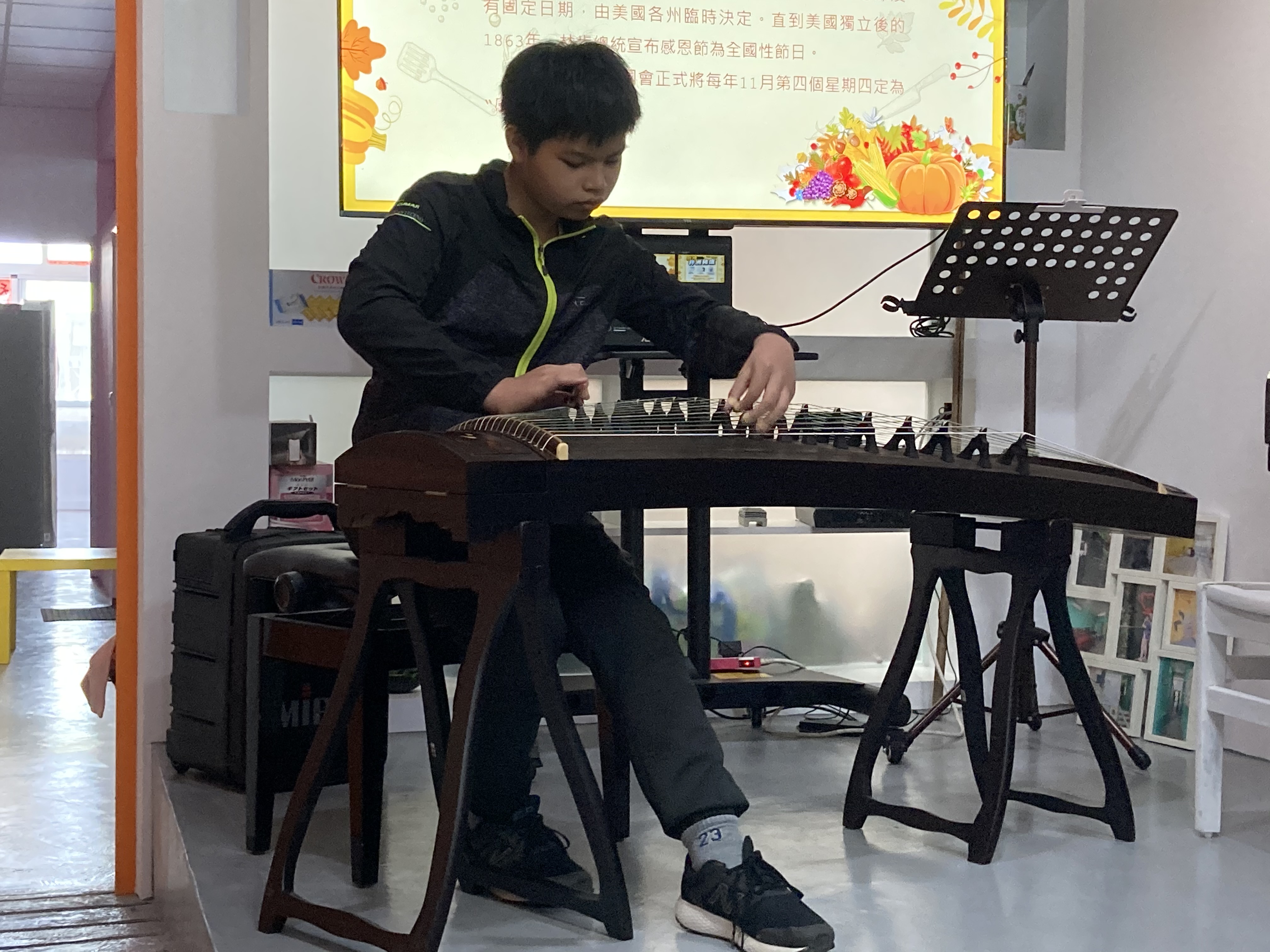 Kegiatan tersebut dimeriahkan oleh penampilan konser dari putra putri penduduk baru yang memainkan alat musik. Sumber: Cabang Kedua Kantor Layanan Imigrasi Taichung