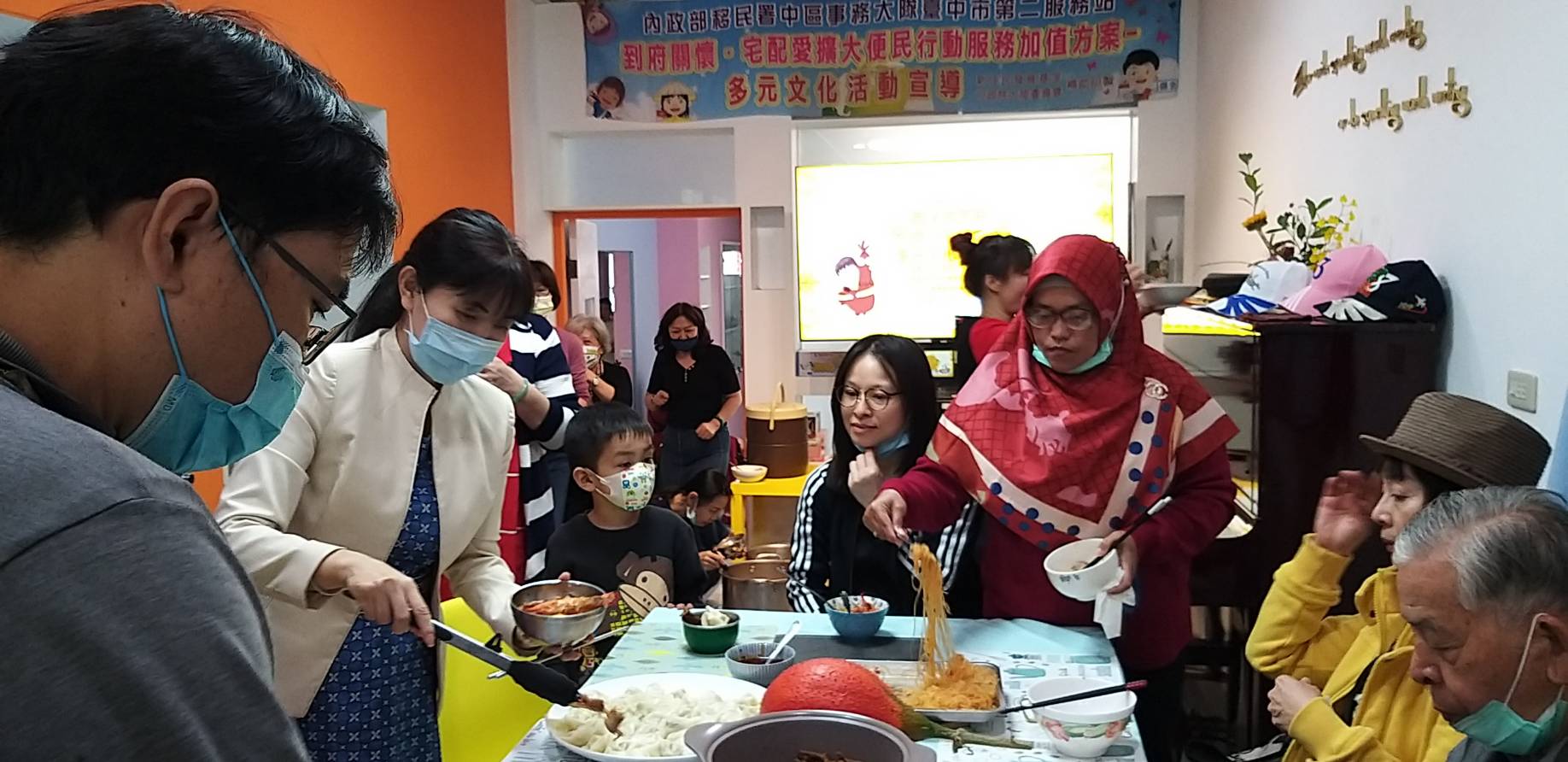 Para penduduk baru yang berpartisipasi menikmati hidangan lezat yang merupakan makanan khas dari berbagai negara. Sumber: Cabang Kedua Kantor Layanan Imigrasi Taichung