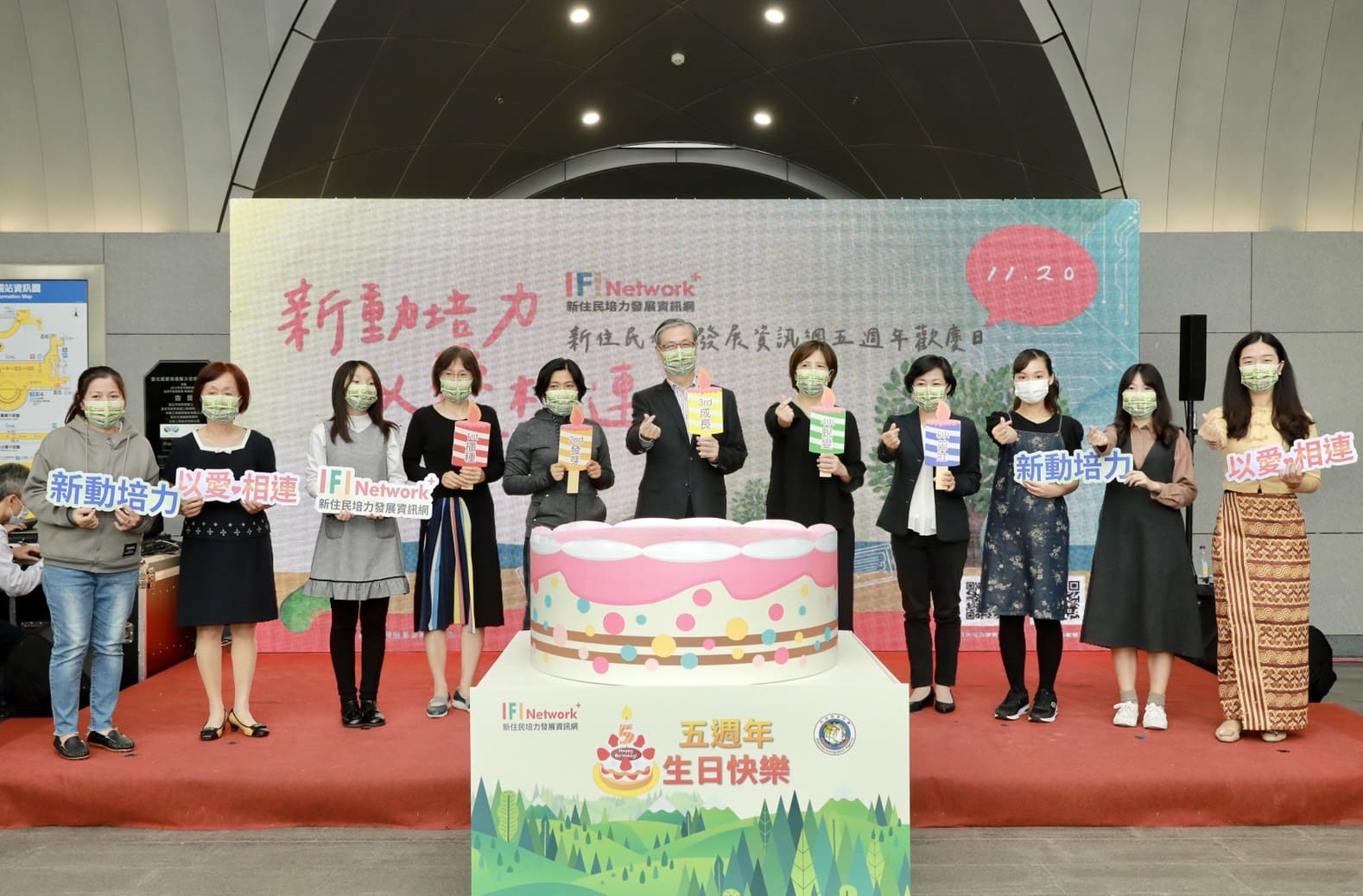 The Director of NIA - Zhong Jing Kun (Middle), the member of New Immigrants Development Fund Management Committee - Ye Bi Zhu (5th from left), Section Director of NIA Huang Ling Yu (4th from left), the CEO of The Pearl S. Buck Foundation, Taipei, Taiwan - Xiao Xiu Ling (5th from right), The Deputy Secretary-general of the YWCA of Taiwan Guo Nai Qi (4th from right) and winners of the New Immigrant Development Program celebrated the 5th anniversary of the ‘New Immigrants Development Information’ website. (Photo / Provided by the NIA)