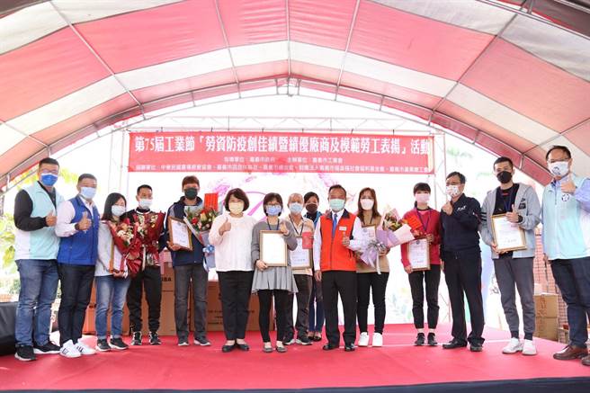 Apresiasi terhadap tiga pekerja migran yang meraih penghargaan dan prestasi kerja. Foto/Disediakan oleh Asosiasi Industri Kota Chiayi