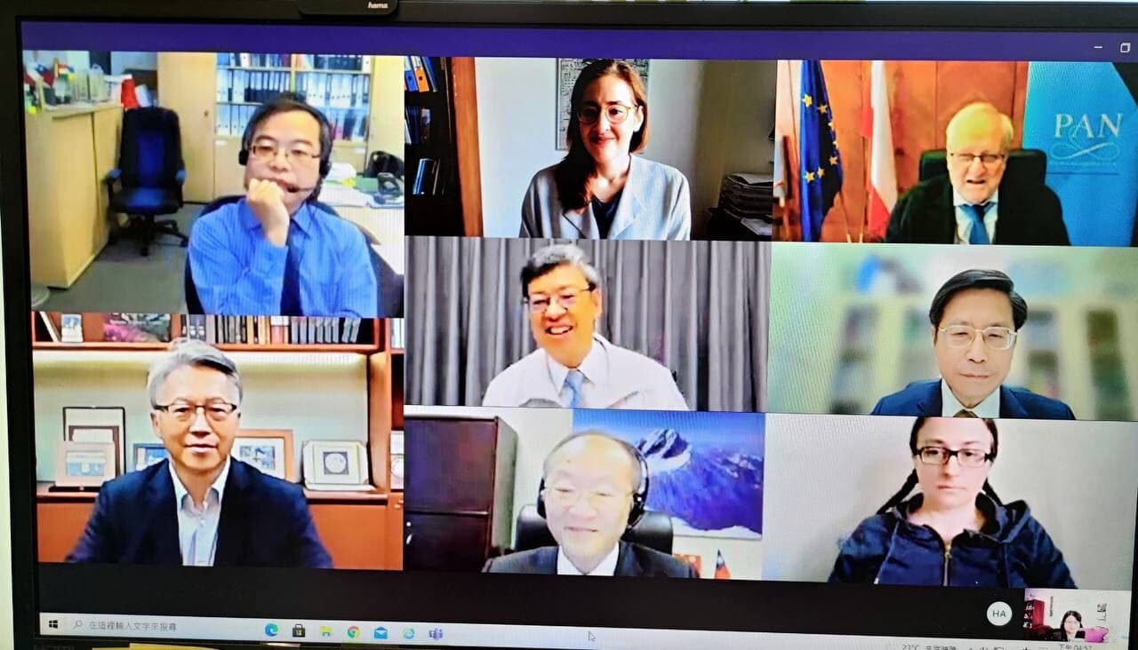 Mantan Wakil Presiden Chen Chien-jen video call dengan tim pandemi Polandia. Sumber: Diambil dari Departemen Luar Negeri