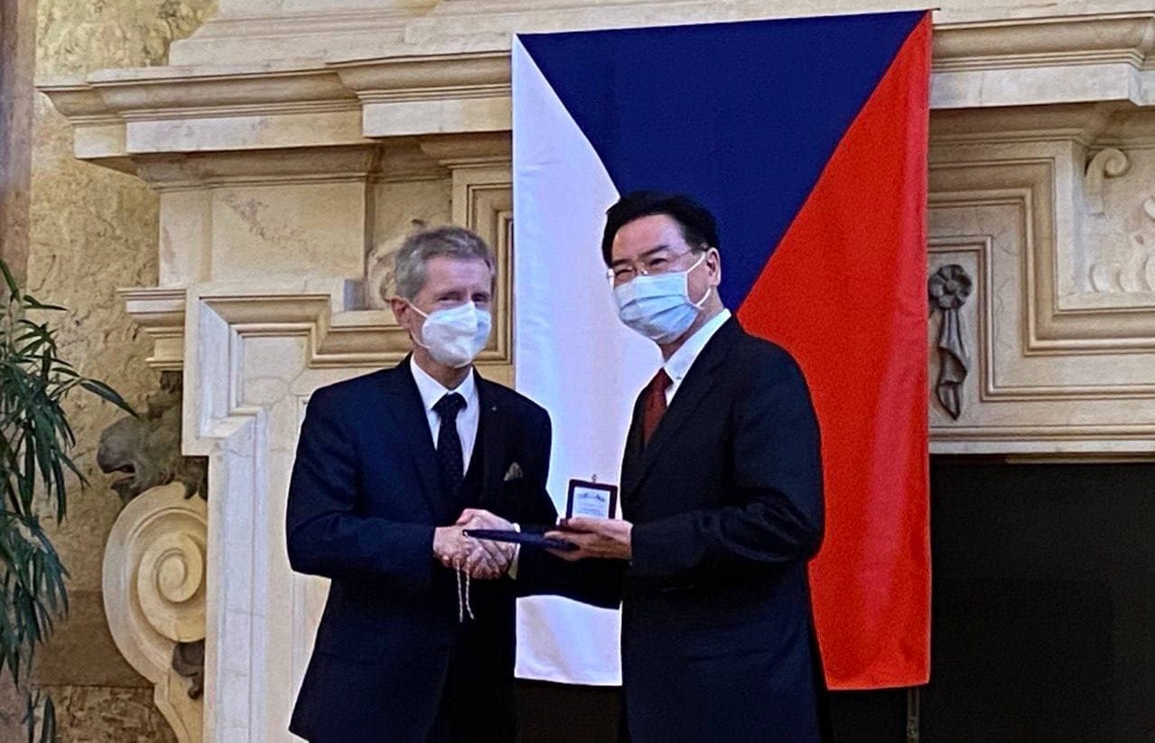 Foreign Minister Jaushieh Joseph Wu (right) is awarded the Czechia Senate President’s Silver Medal from Milos Vystrcil, head of the legislative body, Oct. 27 in Prague. (Photo / Provided by MOFA) 