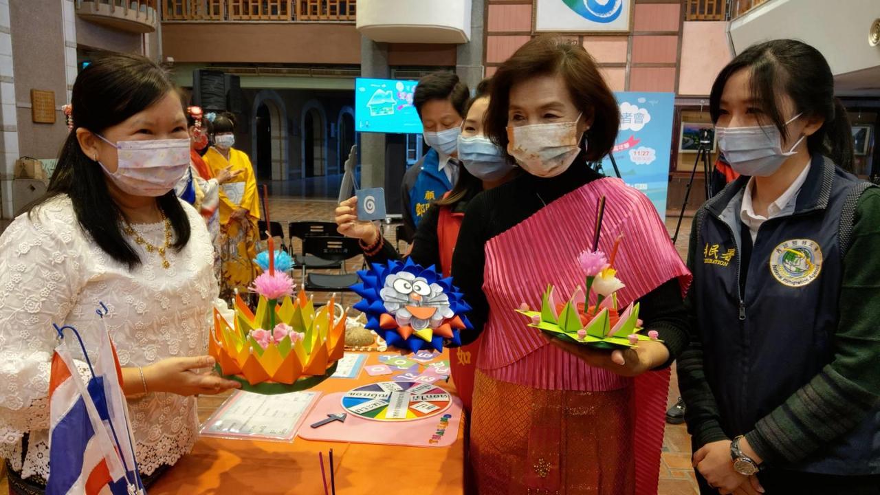 New immigrants donned home country costumes and share exotic delicacies. (Photo / Provided by the Yilan County Government)