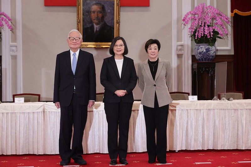 Sáng 2/11, Tổng thống Thái Anh Văn đã chủ trì buổi họp báo tại Phủ Tổng thống, công bố người sáng lập Công ty TSMC – ông Trương Trung Mưu một lần nữa đại diện Đài Loan tham dự Hội nghị các nhà lãnh đạo APEC lần thứ 29. (Nguồn ảnh: Phủ Tổng thống)