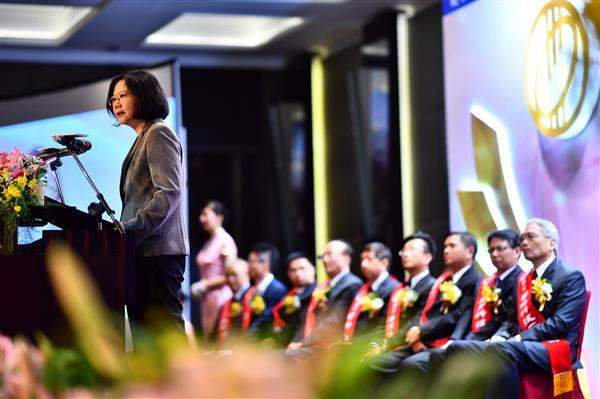 Tổng thống Thái Anh Văn tham dự Lễ trao Giải thưởng Doanh nghiệp vừa và nhỏ tiêu biểu lần thứ 30 và Giải thưởng Doanh nghiệp vừa và nhỏ Đài Loan ở nước ngoài lần thứ 23. (Nguồn ảnh: Phủ Tổng thống)