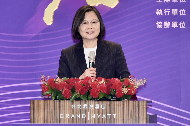 Phát biểu tại buổi lễ, trước tiên Tổng thống Thái Anh Văn chúc mừng các doanh nghiệp đã đoạt giải, đây là những điển hình thành công vô cùng quan trọng của các doanh nghiệp Đài Loan. (Nguồn ảnh: Phủ Tổng thống)