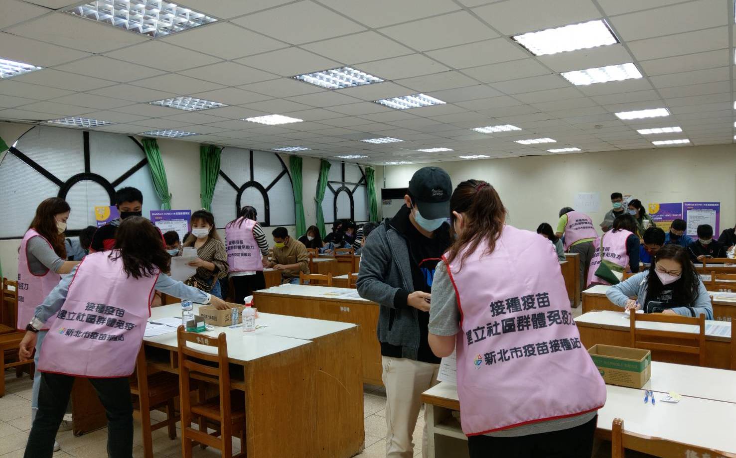 Setiap hari, Gedung Olahraga Banqiao di New Taipei menerima kunjungan dari ribuan WNA yang telah mendaftarkan diri untuk menerima vaksinasi. Sumber: Biro Urusan Sipil New Taipei