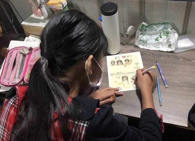 Sau khi người chị cả chia sẻ câu chuyện của em gái út lên trên mạng xã hội, Công ty máy trợ thính Khoa Lâm đã quyết định trao tặng một máy trợ thính mini trị giá hơn 80.000 Đài tệ. (Nguồn ảnh: Cục Xã hội thành phố Tân Bắc)