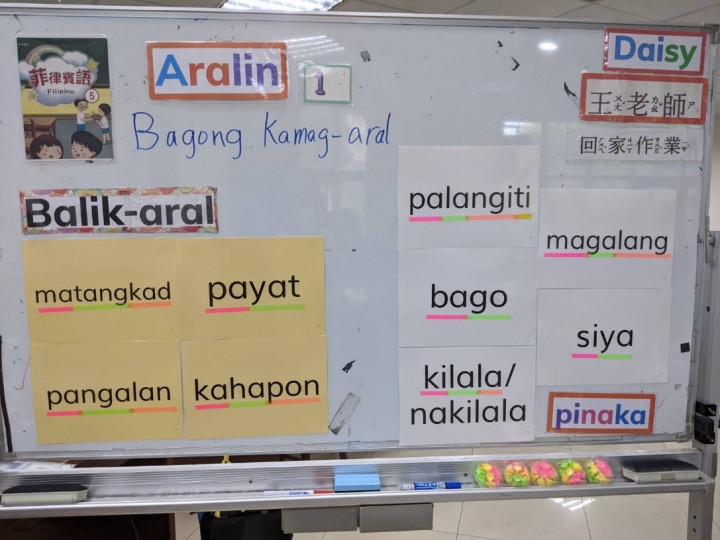 The assistance of word cards and picture cards promotes language learning. (Photo / Provided by the K-12 Education Administration MOE)