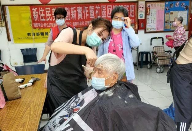 Di dân mới của Đài Nam tham gia hoạt động cắt tóc từ thiện cho người cao tuổi. (Nguồn ảnh: Hiệp hội Giao lưu định hình phong cách tổng thể thành phố Đài Nam)