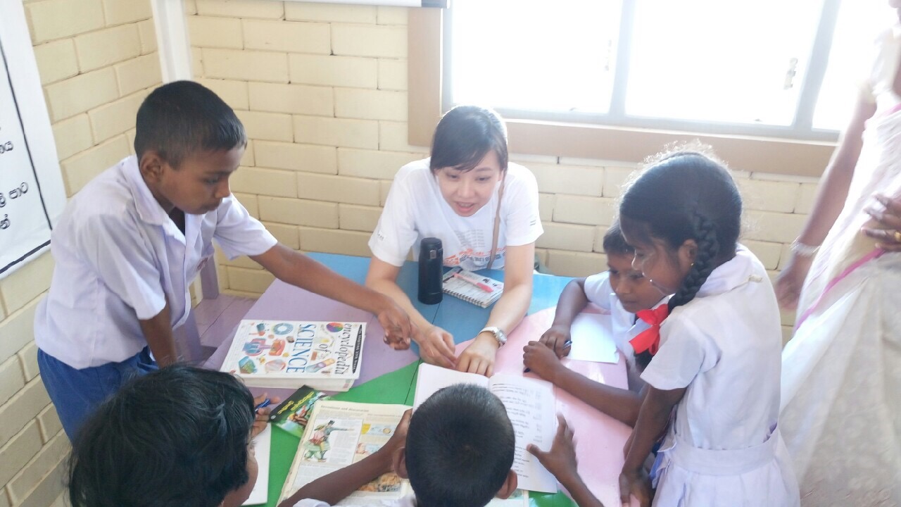 Lin Huihuijun, Direktur Distrik Selatan, membantu pendidikan anak-anak di Sri Lanka. Sumber: Lin Huijun