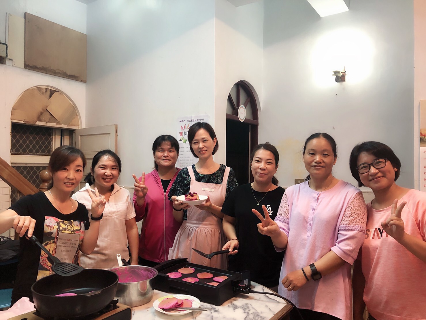 團體烘焙班和各種專班，廣邀新住民家庭媽媽參與。 圖／林惠君提供