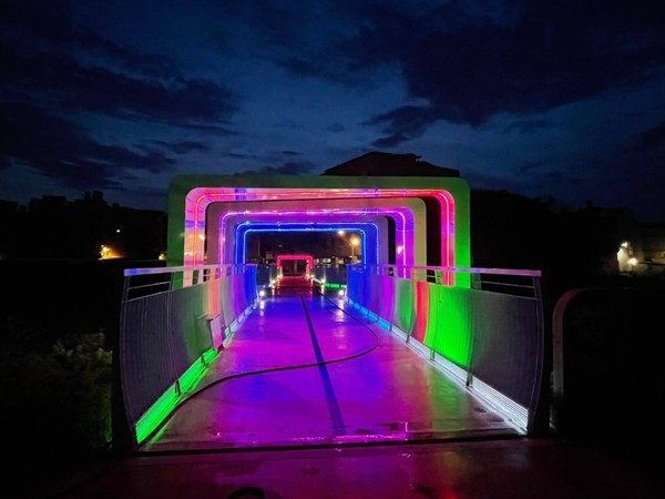 Trên cầu có gắn hệ thống đèn LED, vào ban đêm cây cầu có thể đổi sang nhiều màu sắc khác nhau, rất thu hút người dân đến tham quan. (Nguồn ảnh: Cục Du lịch thành phố Đào Viên)