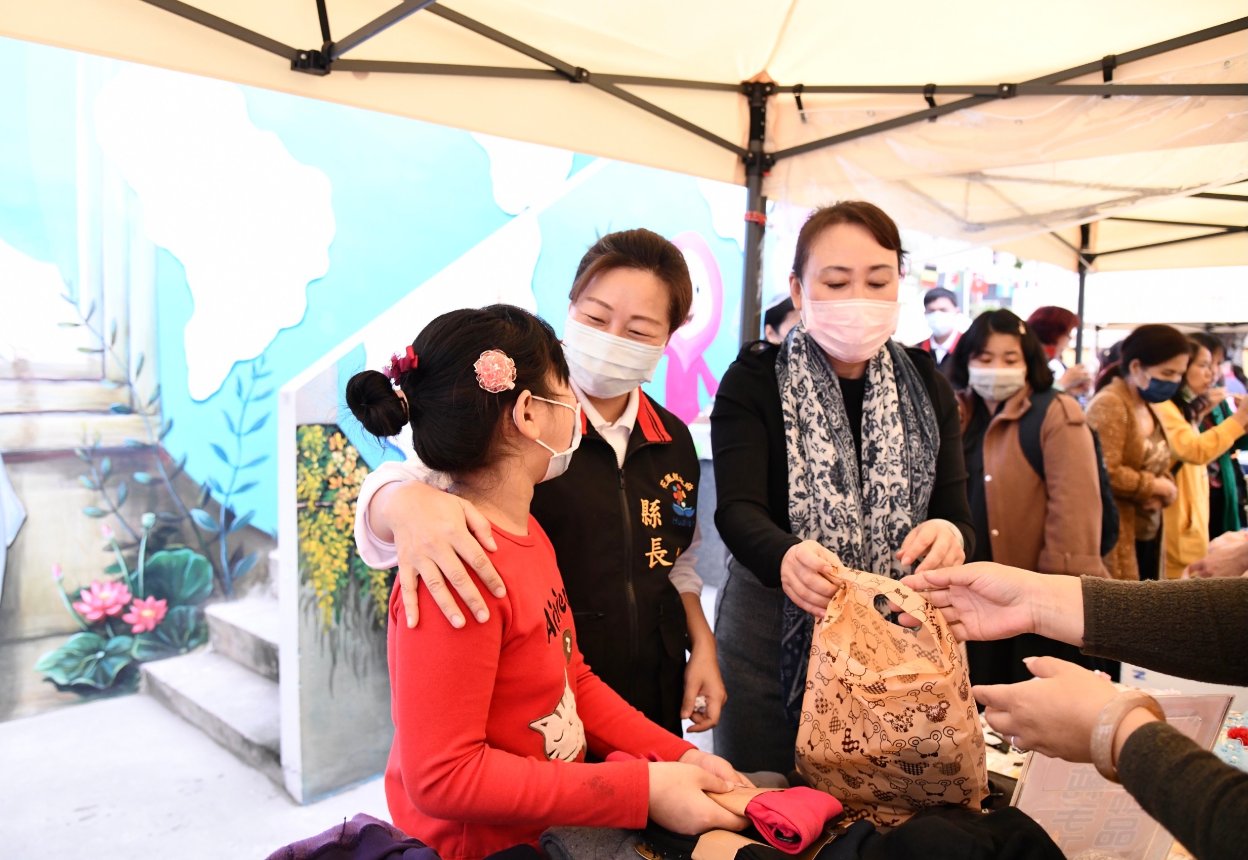 Bupati Hsu Chen-wei menghadiri kegiatan tersebut dan bersosialisasi dengan para warga penduduk baru. Sumber: Pemerintah Kabupaten Hualien 