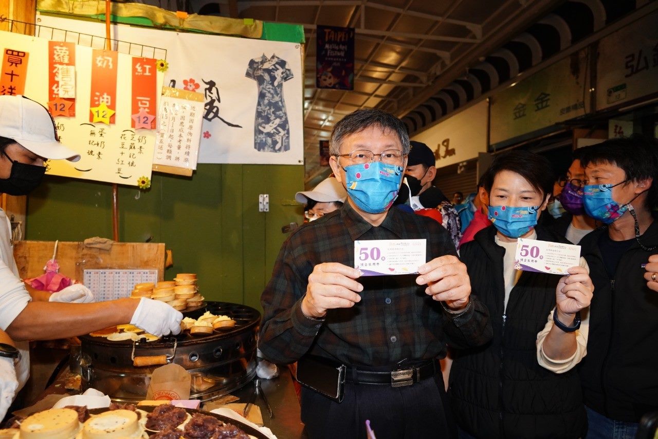 Mayor of Taipei City - Ko Wen-je enjoyed the festive vibes with new immigrants. (Photo / Povided by Taipei City Government)