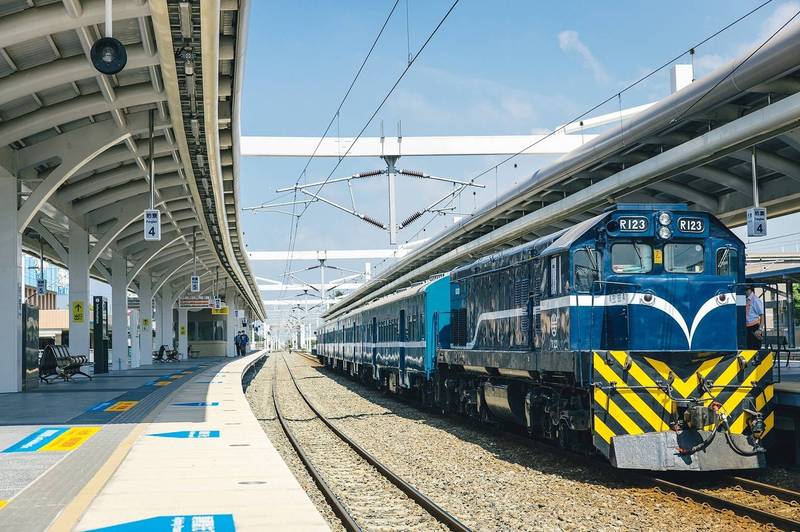 台鐵「藍皮解憂號」觀光列車啟航 乘客探訪南國海景、秘境